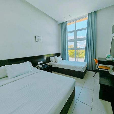 Citrine Hotel Сери Искандар Екстериор снимка