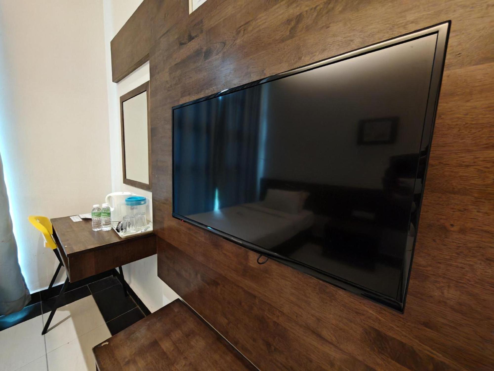 Citrine Hotel Сери Искандар Екстериор снимка